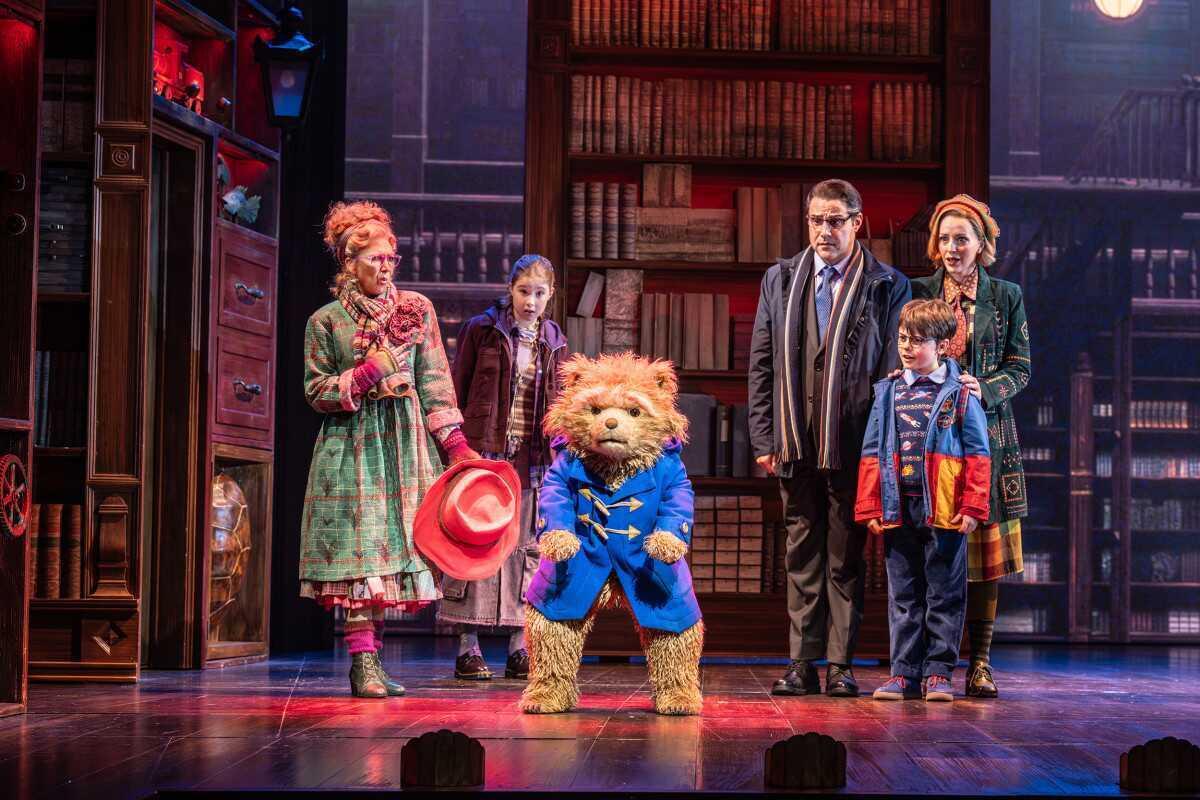 Paddington en de familie Brown in Paddington: The Musical in het Savoy Theatre